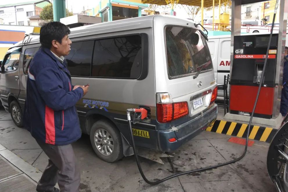 Un minibús carga gasolina en un surtidor en La Paz. Foto: Archivo APG