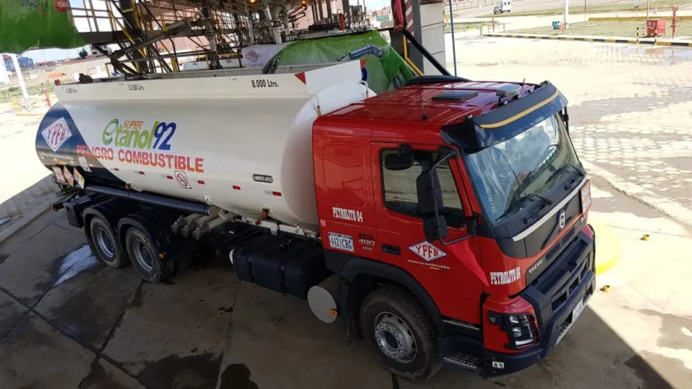 Cisterna de YPFB con etanol en una estación de servicio. Foto;: YPFB.
