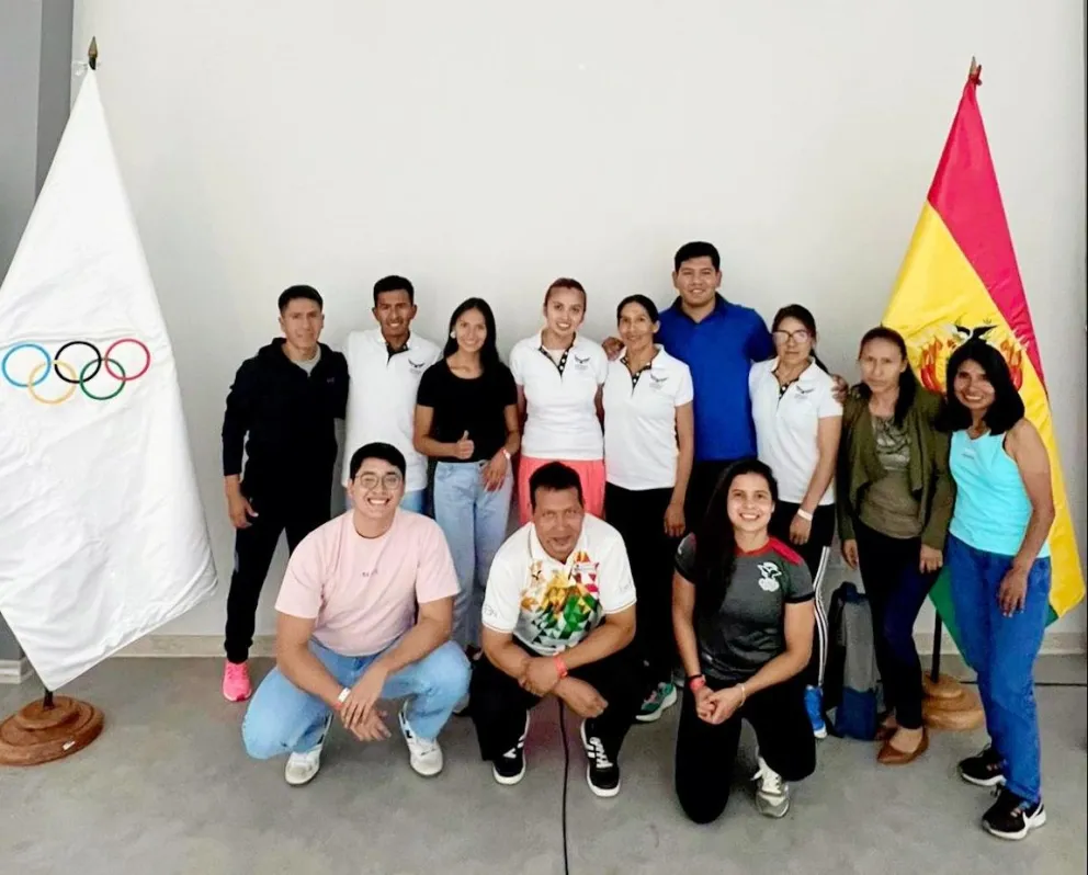 Miembros de la Comisión Nacional de Atletas de Bolivia con algunos deportistas olímpicos. Foto: Stefany Coronado.