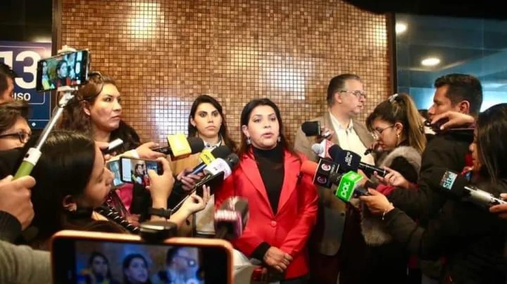 Las senadoras Nelly Gallo y Andrea Barrientos de CC presentan la denuncia de irregularidades. Foto: Nelly Gallo 