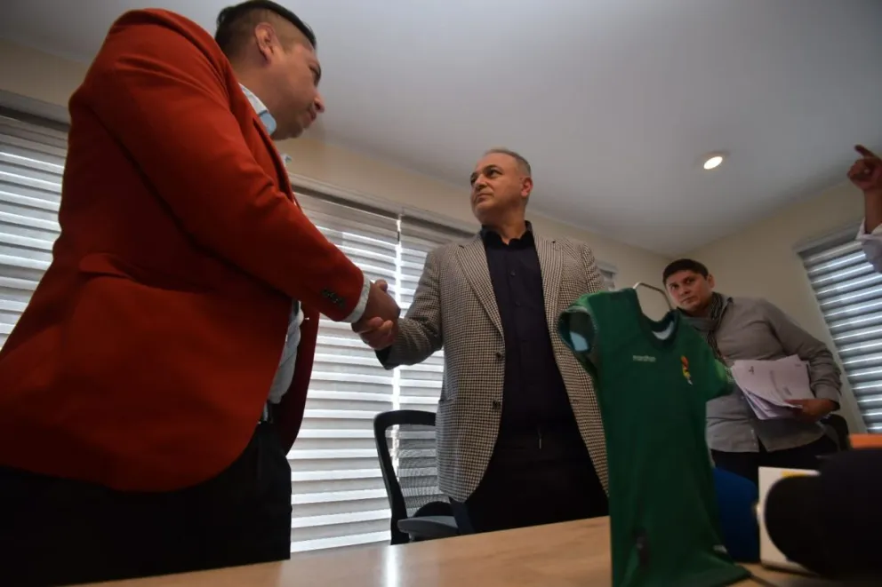 Fernando Costa, a la derecha, junto al director del Sedede, Franz Lazo. Foto: APG