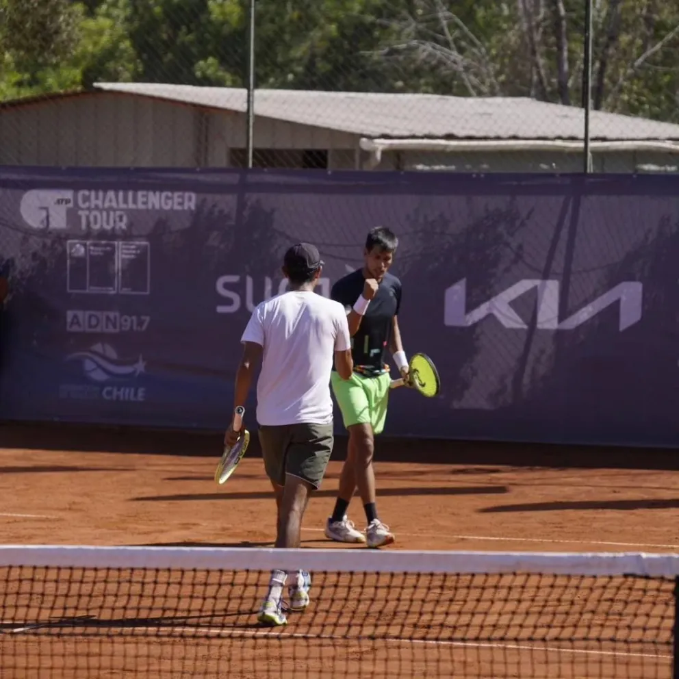 Arias (de espalda) y Zeballos celebran por un punto en su partido de este viernes. Foto: Challenger de Santiago.