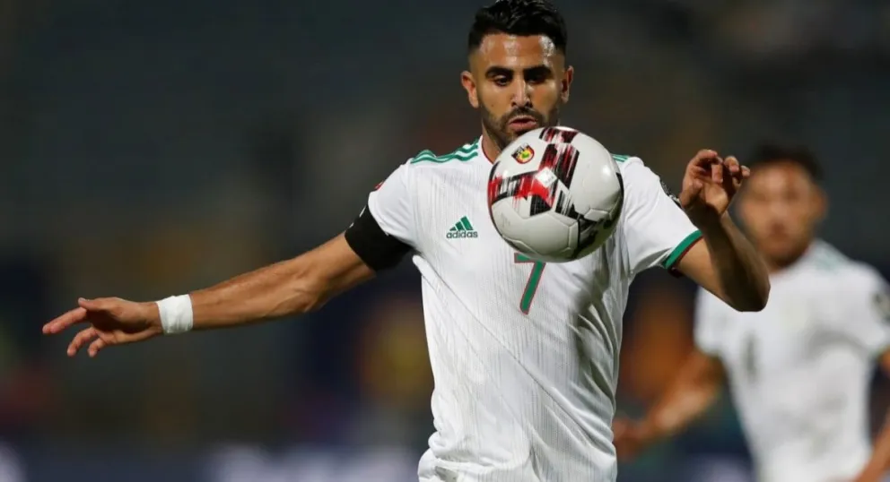 Riyad Mahrez en un partido de la selección de Argelia. Aparentemente su ciclo en el plantel ha concluido: Foto: Sports.