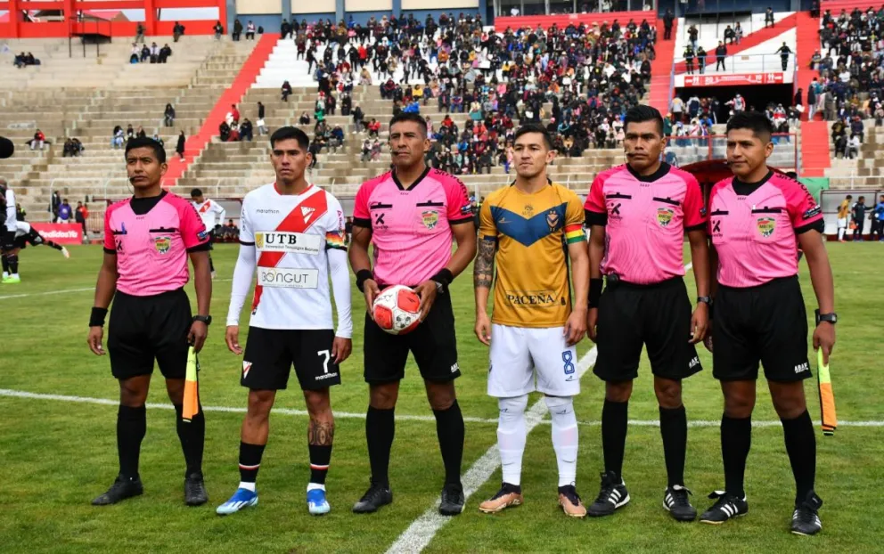 Los capitanes de Always Ready y San José posan con los árbitros, en el lance jugado en Villa Ingenio. Foto APG