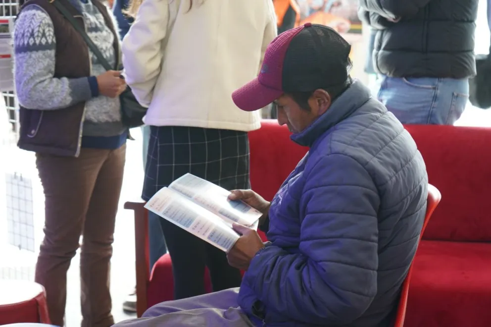 Una persona lee un libro en uno de los espacios de la FIL de El Alto