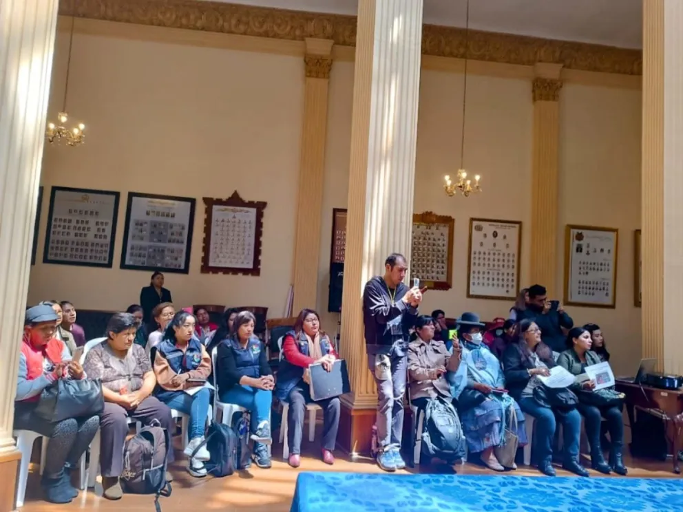 Representantes de la Alianza por los Huérfanos de Feminicidio en Bolivia, el viernes en la ALP. Foto: Fundación Voces Libres