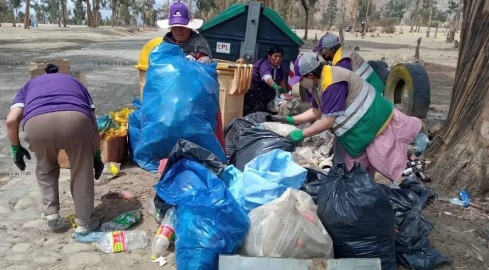 Mujeres recolectan papeles y botellas de plástico en la ciudad de La Paz.  Foto: EcoRecicladoras de La Paz
