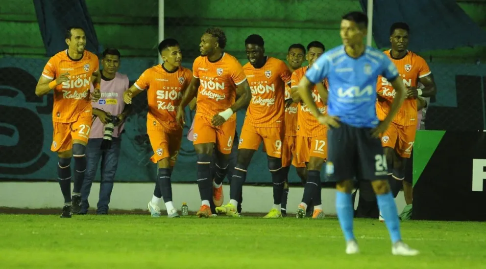 La celebración de los jugadores de Royal Pari después de la segunda conquista y el lamento de un futbolista de Blooming. Foto: APG