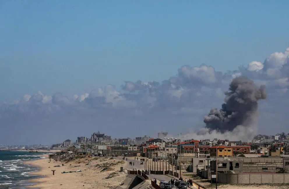 El humo se eleva tras un ataque aéreo israelí en la ciudad de Gaza, al norte de la Franja de Gaza,el pasado viernes. Foto: EFE