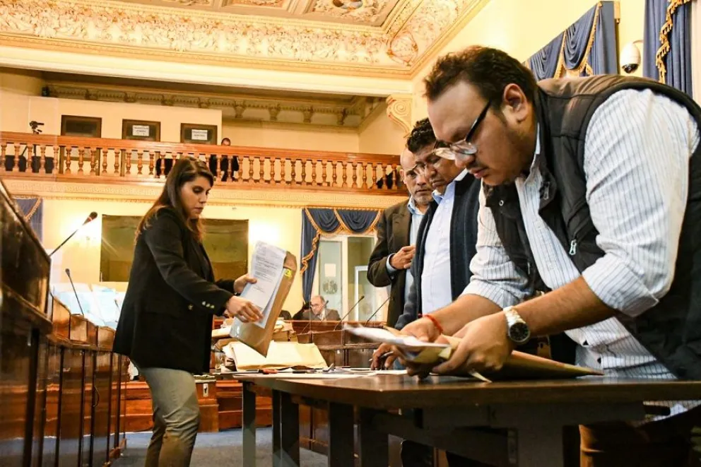 Miembros de la Comisión Mixta de Constitución en la revisión de documentos de los postulantes. Foto: Cámara de Senadores