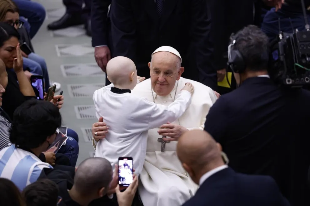 El papa Francisco abraza a un niño durante una audiencia especial con los directivos y el personal del Hospital Infantil 'Bambino Gesú. Foto: EFE