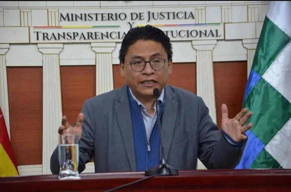 El ministro de Justicia, Iván Lima, en conferencia de prensa. Foto: Ministerio de Justicia.