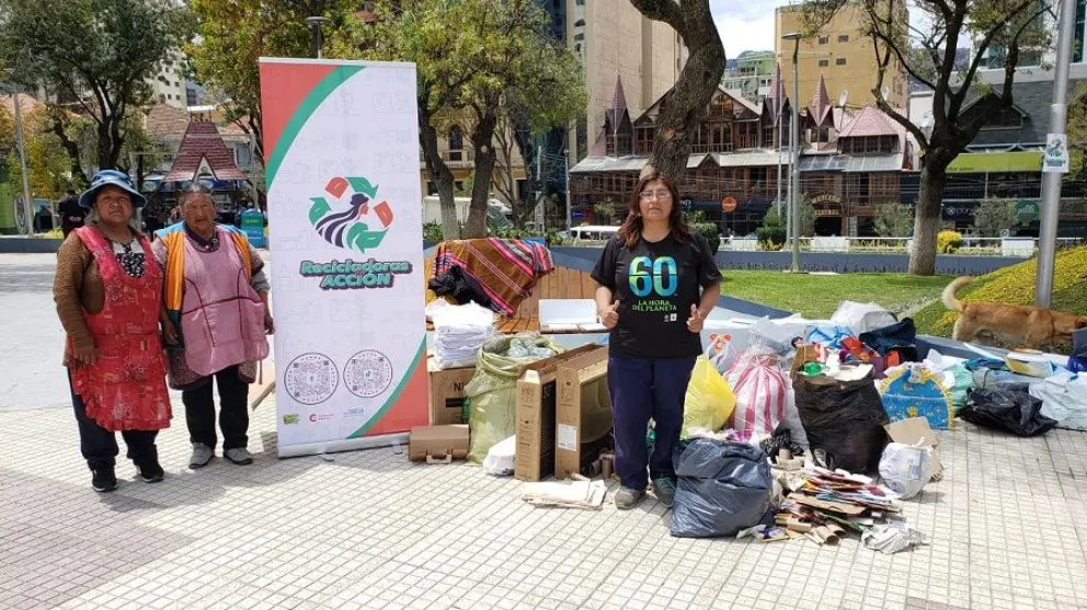Parte del grupo de mujeres Recolectoras en Acción, en la plaza Abaroa. Foto: Carlos Quisbert