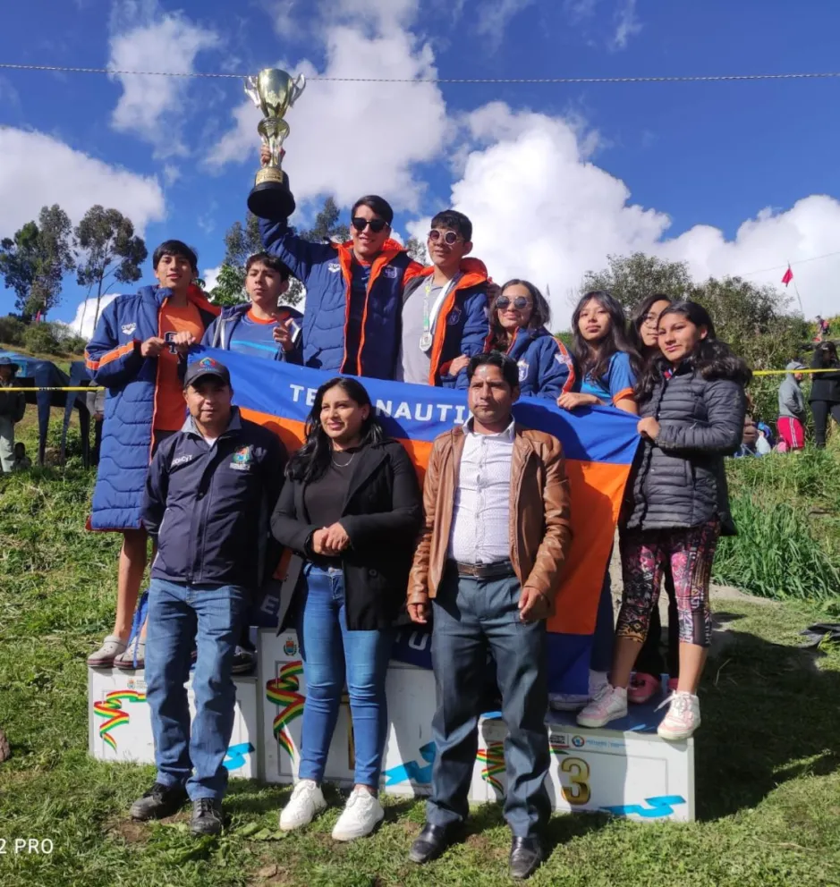 El Club Naútico celebra con su trofeo. Foto: Didede Cochabamba.