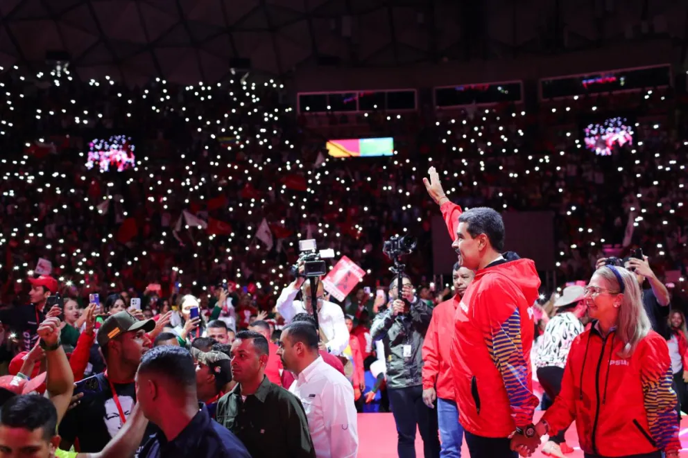 Nicolás Maduro, junto a su esposa, Cilia Flores, durante un acto del Partido Socialista Unido de Venezuela. Foto: EFE