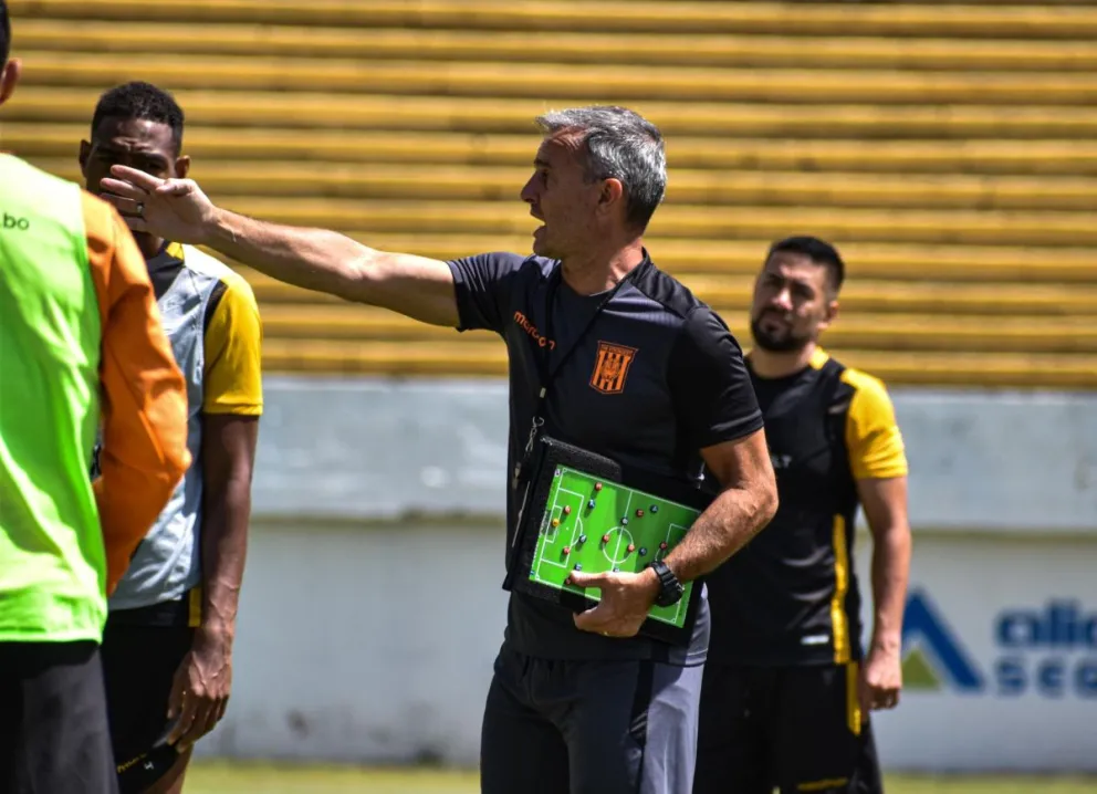 Pablo Lavallén da instrucciones a sus jugadores, en un entrenamiento en Achumani. Foto: club The Strongest