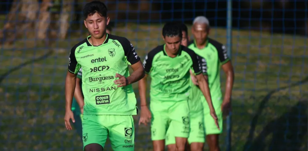 Miguel Terceros encabeza el ingreso en calor de un grupo de jugadores en el entrenamiento de la selección en Atibaia, Sao Paulo. Foto: FBF