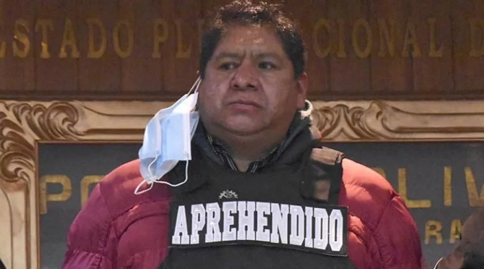 El juez de El Alto, Marco Antonio Amaru, el momento de ser presentado en el Comando de la Policía. Foto: APG