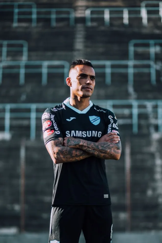 El delantero charrúa con la casaca de la Academia. Foto: William Ferreira.