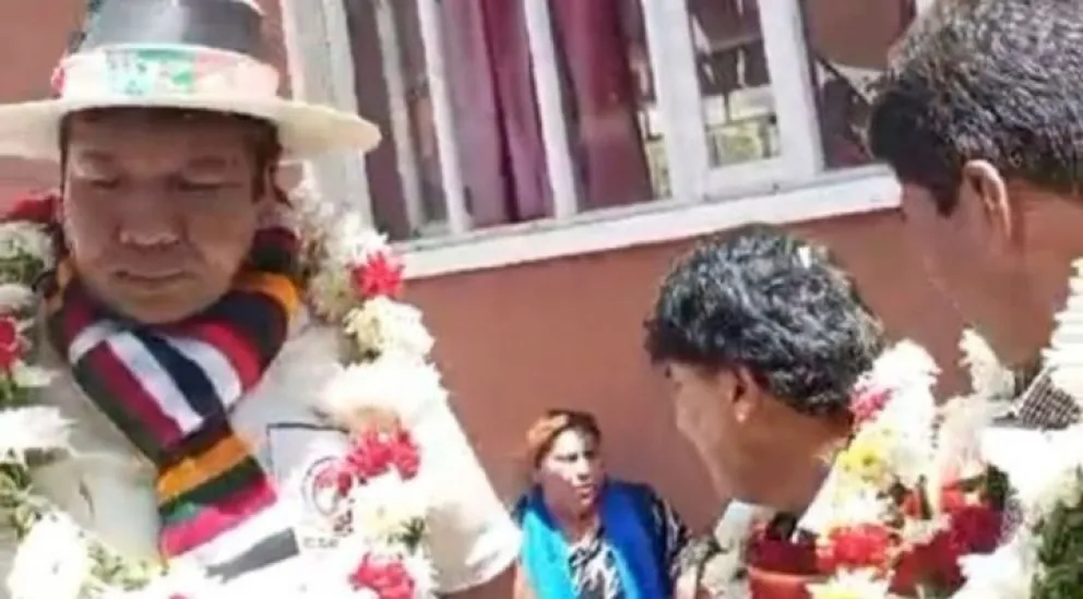 El instante en el que el exmandatario deja el congreso de las Bartolinas, en Padilla. Foto: captura video/ Correo del Sur.