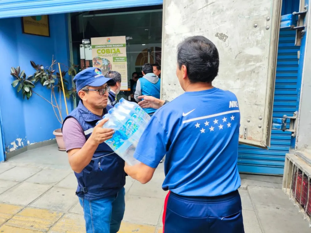 Funcionarios de la defensoría del Pueblo ordenan los insumos que recolectaron. Foto: Defensoría del Pueblo