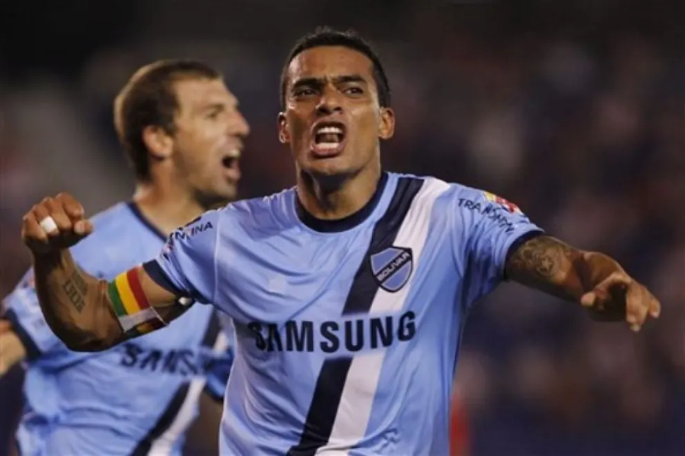 El goleador charrúa festejando a su manera, uno de los tantos históricos en el club celeste. Foto Bolívar