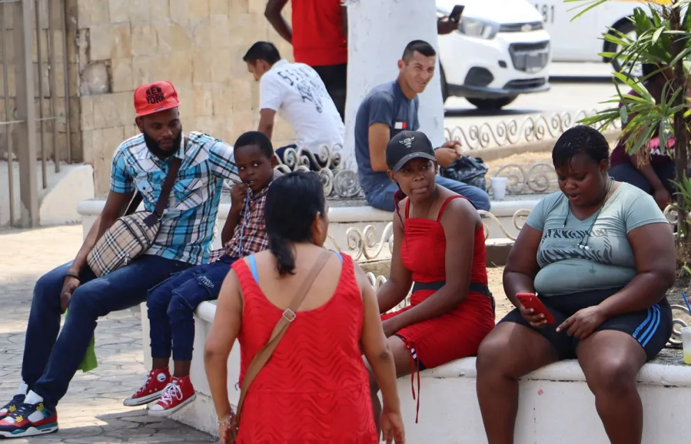 Migrantes de origen haitiano que se encuentran  en espera de regularizar situación migratoria. Foto: EFE