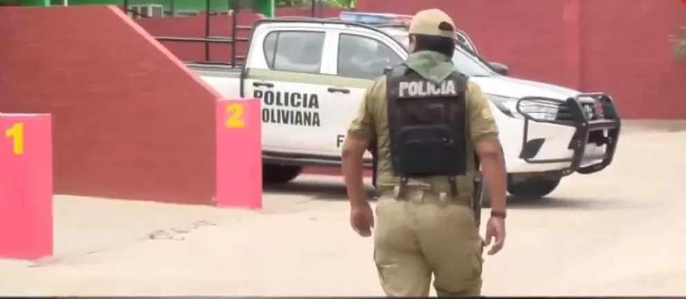 Un vehículo de la Policia llega al motel donde la víctima fue asfixiada. Captura de imagen Gigavisión
