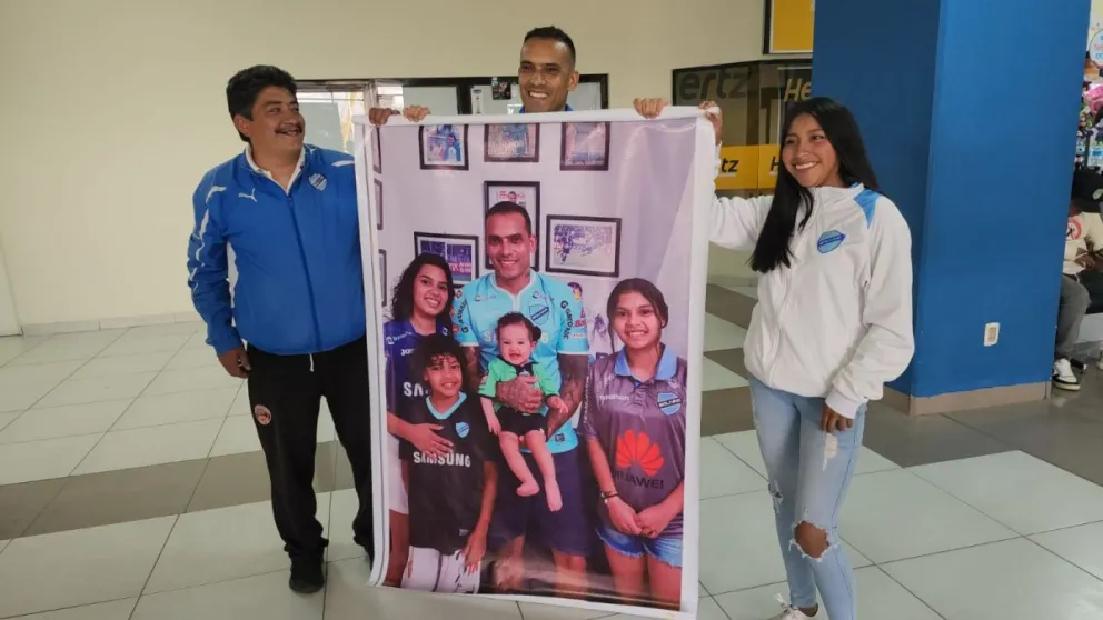 Ferreira (centro) recibe un presente de algunos aficionados de la Academia. Foto: Club Bolívar.
