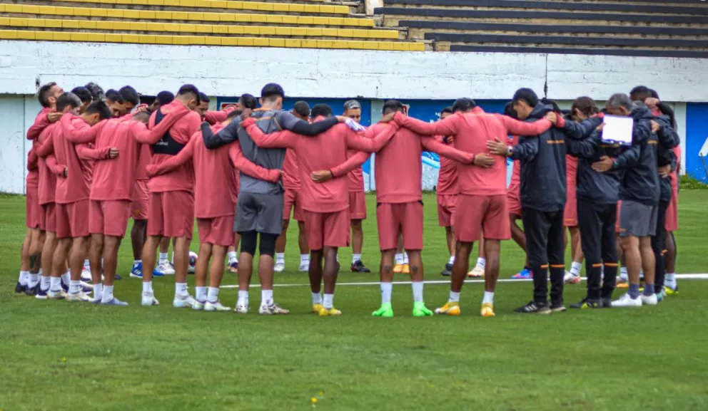 Jugadores y cuerpo técnico del aurinegro antes de iniciar un entrenamiento. Foto: club The Strongest