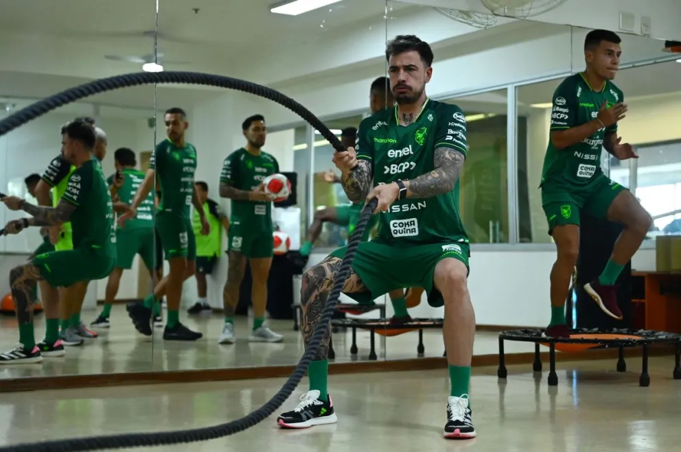 El arquero Guillermo Viscarra cumple una rutina en gimnasio en la labor matinal de la selección, este domingo en Sao Paulo. Foto: FBF