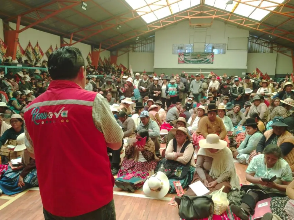 Funcionarios públicos se reúnen con gremiales para discutir sobre el Censo 2024. Foto: GAMEA.