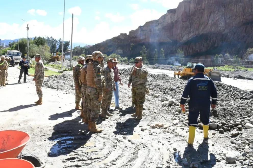 Soldados ayudan en la construcción de gaviones en el barrio Gramadal. Foto: Ejército de Bolivia.
