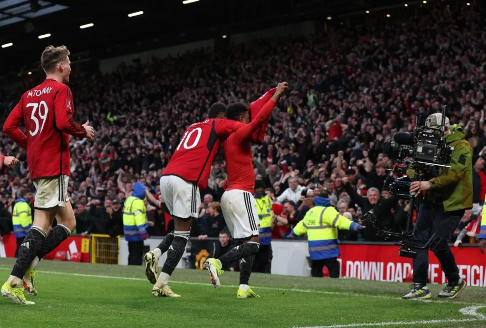 El jugador del United Amad Diallo celebra el 4-3 con sus compañeros. Foto: EFE.