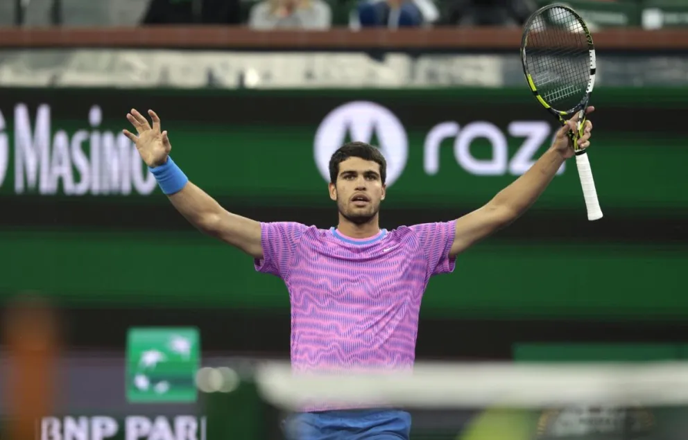 El español Carlos Alcaraz festeja la conquista del título de Indian Wells. Foto: EFE