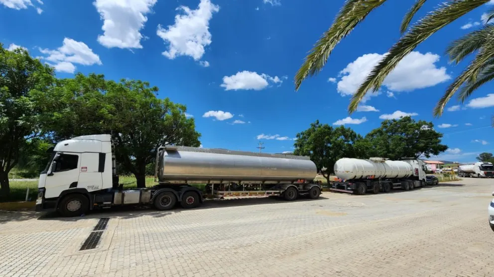 Cisternas con combustible importado por YPFB. El BCB garantiza las divisas para ese fin. Foto: YPFB