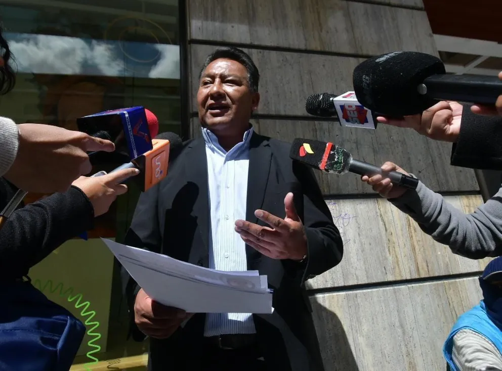Luis Aruquipa, presidente del Consejo Nacional Cristiano, en contacto con la prensa. Foto: APG