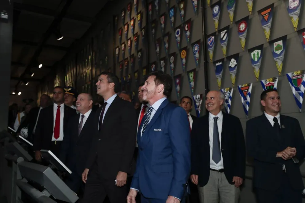 El presidente de la Conmebol con el de Paraguay, mirando algunas de las instalaciones. Foto Conmebol
