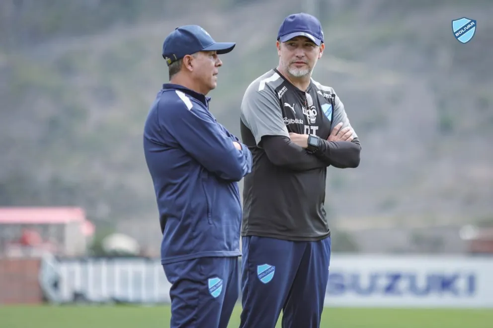Robatto (der.) habla con Vladimir Soria en una práctica celeste. Foto: Club Bolívar.