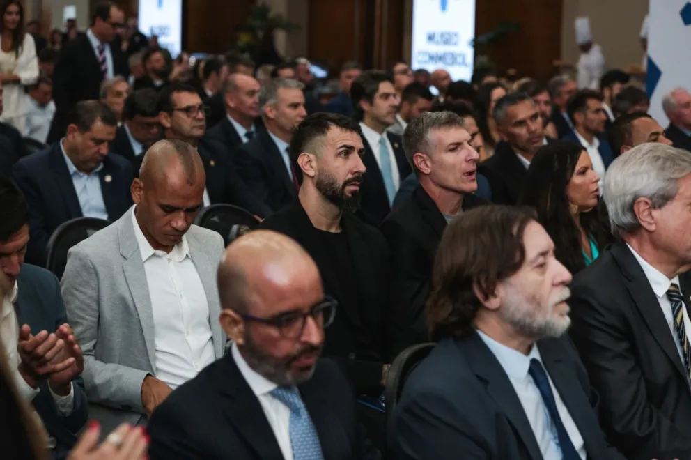 Daniel Vaca, ex arquero de The Strongest, aparece a la derecha rodeado de personalidades del fútbol sudamericano. Foto Conmebol