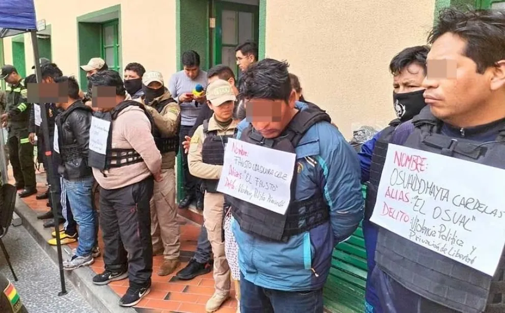 Los seis acusados fueron presentados por las autoridades policiales en Potosí. Foto: ABI