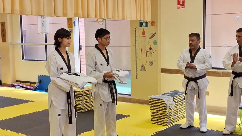 Los dos taekwondistas con sus uniformes. Foto: Diego Gonzales.