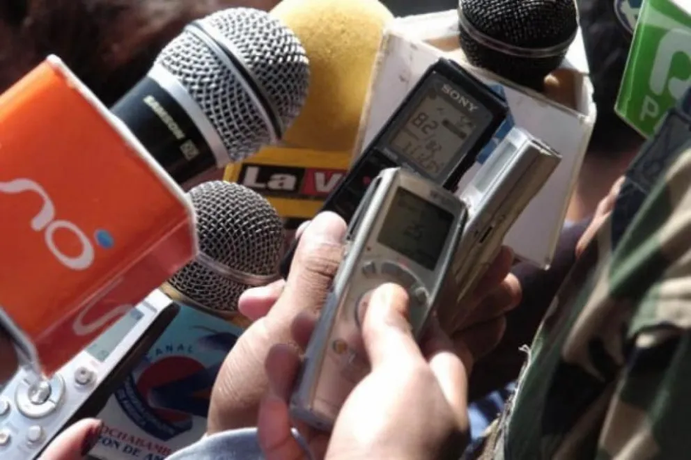 Diferentes medios de comunicación en una cobertura en La Paz. Foto: ABI