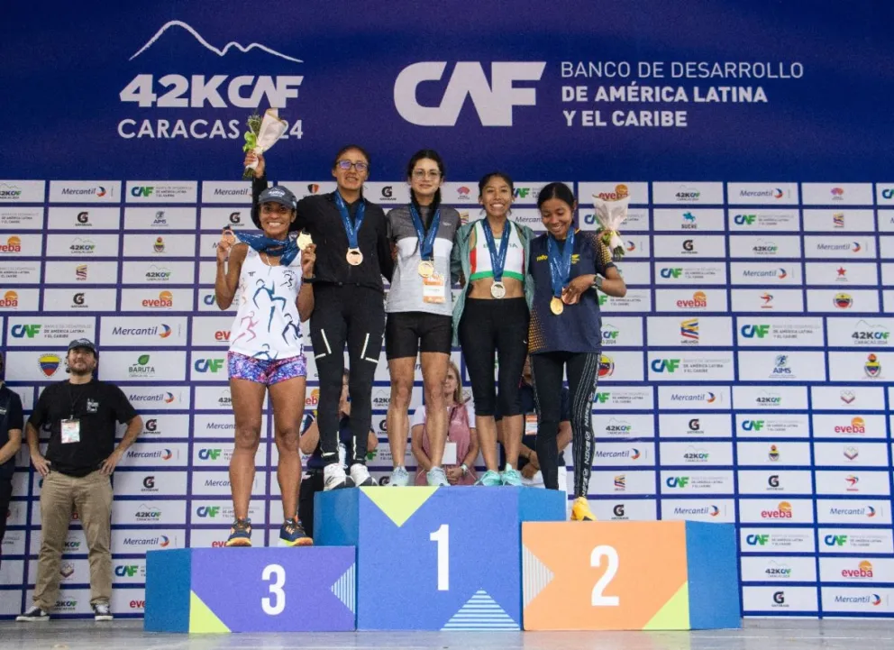 El podio femenino con Vila (segunda desde la derecha) entre las premiadas. Foto: Maratón CAF 2024.