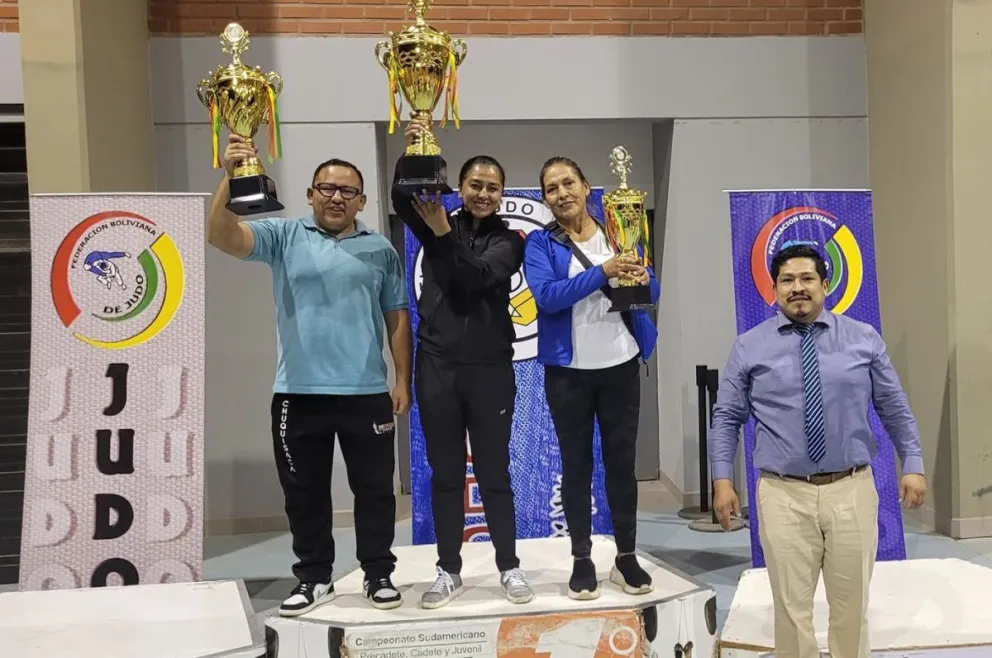 Representantes de las delegaciones en la premiación. Foto: Federación Boliviana de Judo.