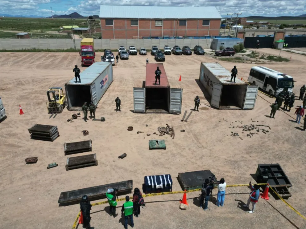 Los tres contenedores incautados por la Felcn en Pisiga.  Foto: Ministerio de Gobierno 