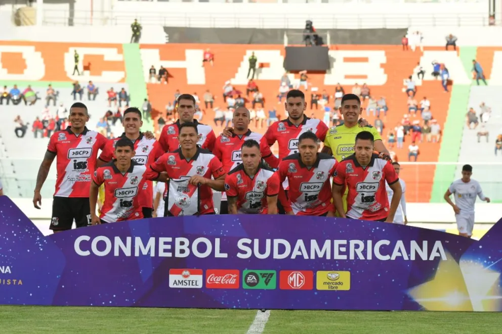 Formación de Nacional Potosí en el partido de la fase preliminar de la Copa Sudamericana. Foto: APG