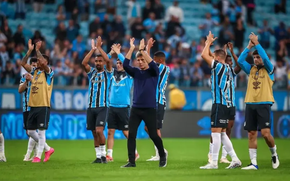 Jugadores  y el técnico Renato Gaucho (cnetro) de Gremio, el primer rival de The Strongest en el grupo C de Copa. Foto: Gremio