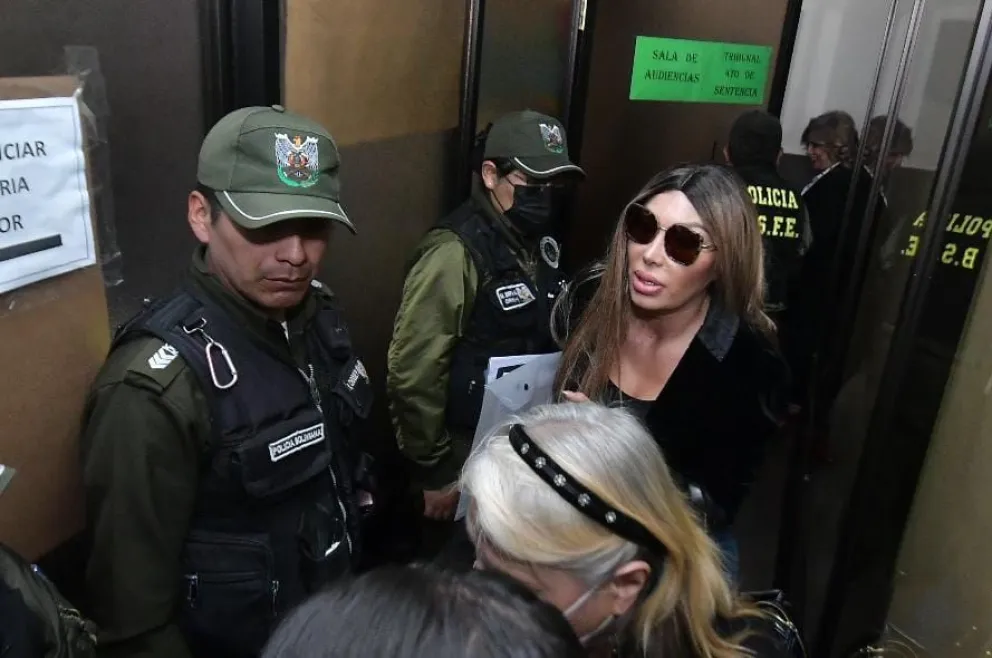 Gabriela Zapata abandona el recinto donde se realiza el proceso. Foto: APG.