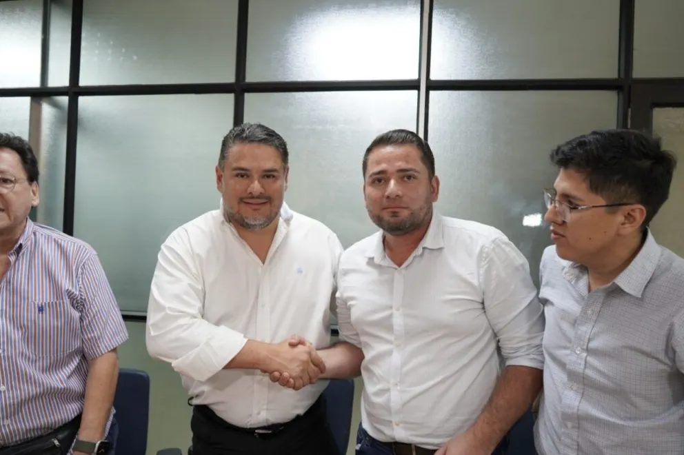 El presidente de la CAB, Erick Saavedra, y el viceministro de Industrialización, Adams Hurtado, estrechan las manos. Foto: Ministerio de Hidrocarburos.